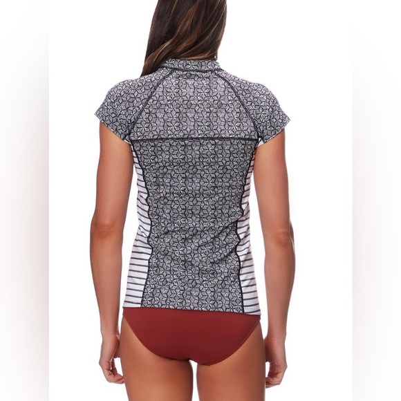 Womens Patagonia Micro Swell Short-Sleeve Rashguard - Size Medium - Picture 2 of 7